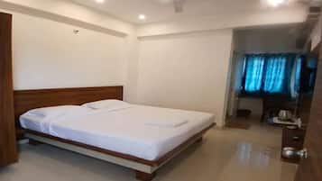 Deluxe Room | Egyptian cotton sheets, premium bedding, in-room safe, free WiFi