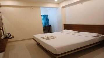 Egyptian cotton sheets, premium bedding, in-room safe, free WiFi