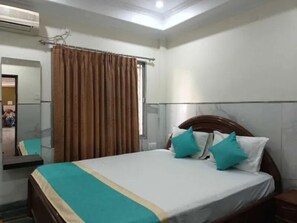 Egyptian cotton sheets, premium bedding, in-room safe, free WiFi - Fabhotel Step Inn I (Bhubaneshwar)