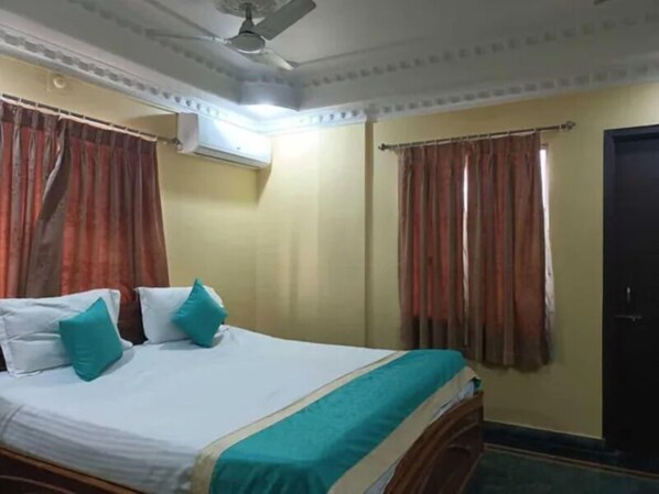 Egyptian cotton sheets, premium bedding, in-room safe, free WiFi - Fabhotel Step Inn I (Bhubaneshwar)