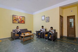 Lobby sitting area - Fabhotel Step Inn I (Bhubaneshwar)