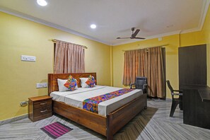 Egyptian cotton sheets, premium bedding, in-room safe, free WiFi - Fabhotel Step Inn I (Bhubaneshwar)