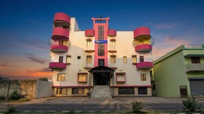 A multi-story building with a central entrance, balconies, and a sign for 'fabHOTELS'. - Fabhotel Step Inn I (Bhubaneshwar)