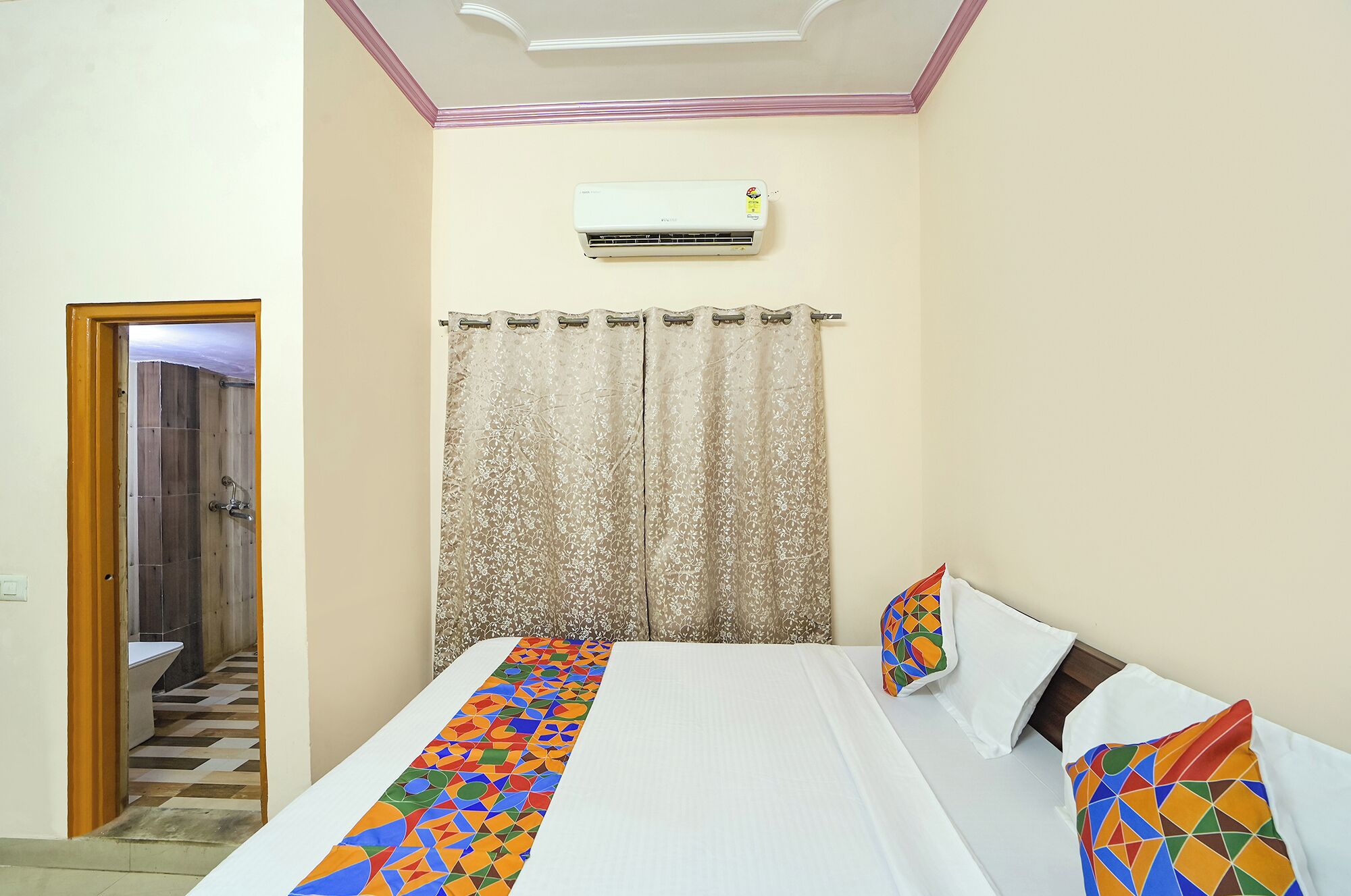 Egyptian cotton sheets, premium bedding, in-room safe, free WiFi