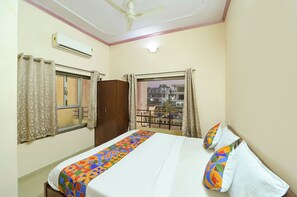Egyptian cotton sheets, premium bedding, in-room safe, free WiFi - Via Mansagar (Jaipur)