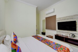 ملاءات من القطن المصري وأغطية فراش متميزة وخزنة داخل الغرفة