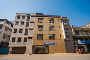Property entrance - Fabhotel Golden Gate Deluxe (New Delhi)