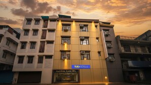 A multi-story hotel with a modern facade, air conditioning units, and a sign for 'fabHOTELS'. - Fabhotel Golden Gate Deluxe (New Delhi)