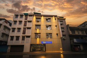 Exterior - Fabhotel Golden Gate Deluxe (New Delhi)