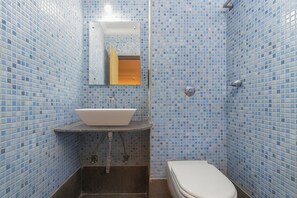 Dusche, Regendusche, kostenlose Toilettenartikel, Handtücher