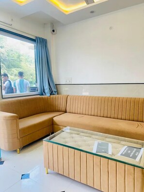 Coin salon dans le hall