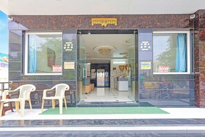 Property entrance - Fabhotel Shri Hari Singh Dham (Vrindavan)