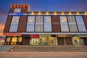 Un edificio a più piani con un'insegna che riporta 'fabHOTELS' in cima.