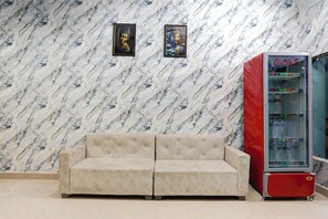 Lobby sitting area - Fabhotel Atithi Inn (Varanasi)