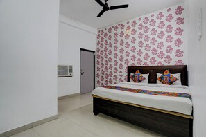 Egyptian cotton sheets, premium bedding, in-room safe, free WiFi - Via Atithi Inn (Varanasi)