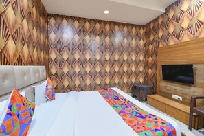 Egyptian cotton sheets, premium bedding, in-room safe, free WiFi - Fabhotel Royal Residency Sector 11 (Faridabad)