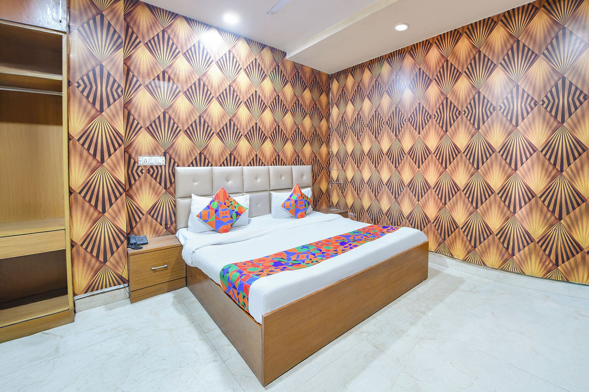 ملاءات من القطن المصري وأغطية فراش متميزة وخزنة داخل الغرفة