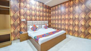 Egyptian cotton sheets, premium bedding, in-room safe, free WiFi