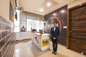 ฝ่ายต้อนรับ