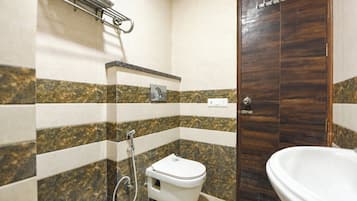 Deluxe Room | Bathroom | Shower, rainfall showerhead, free toiletries, towels