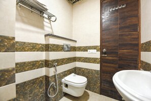 Phòng Deluxe | Phòng tắm | Buồng tắm vòi sen, vòi sen phun mưa, đồ dùng nhà tắm miễn phí 