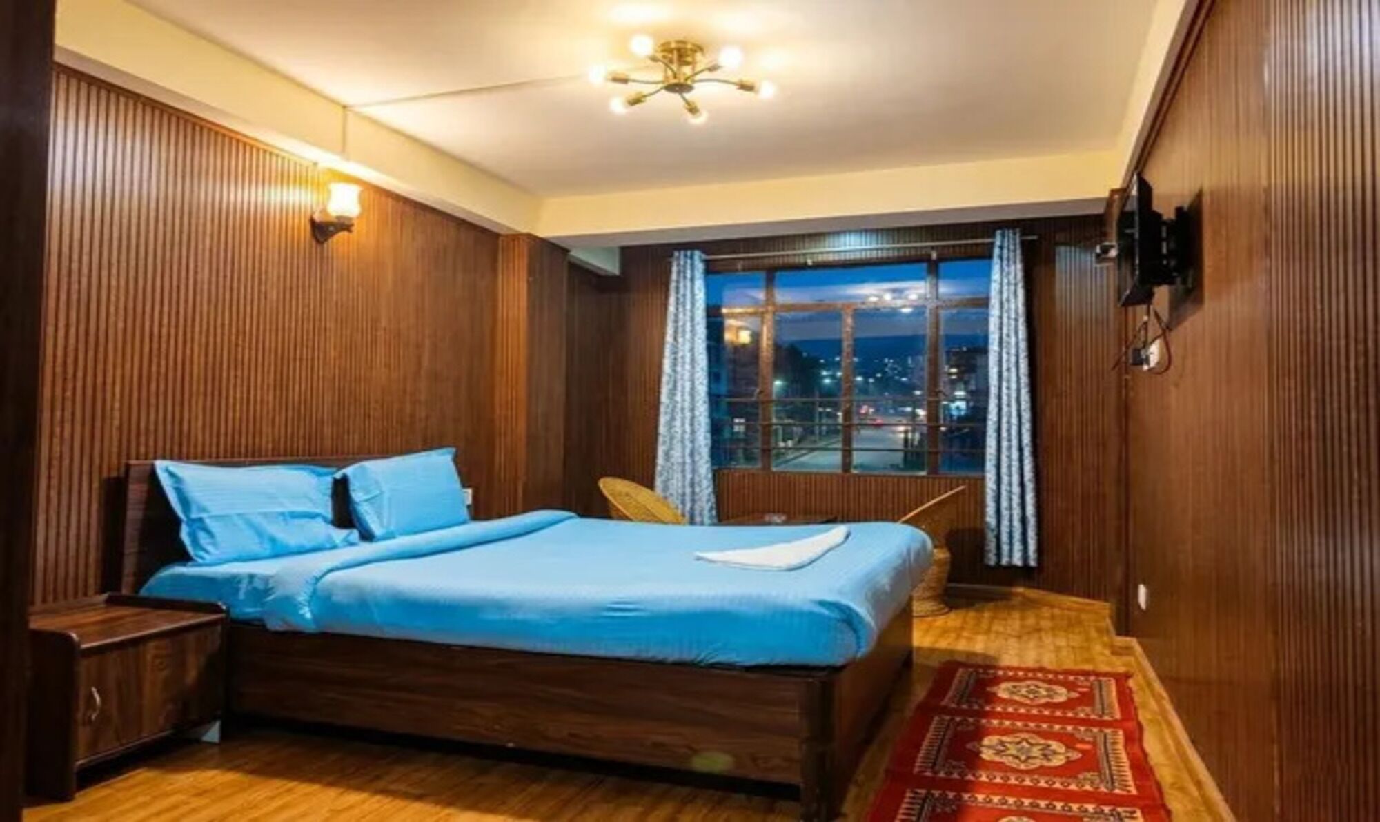 Egyptian cotton sheets, premium bedding, in-room safe, free WiFi