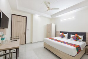 ملاءات من القطن المصري وأغطية فراش متميزة وخزنة داخل الغرفة