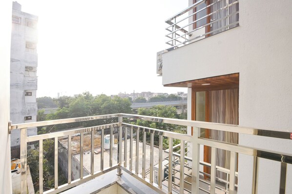 Egyptian cotton sheets, premium bedding, in-room safe, free WiFi