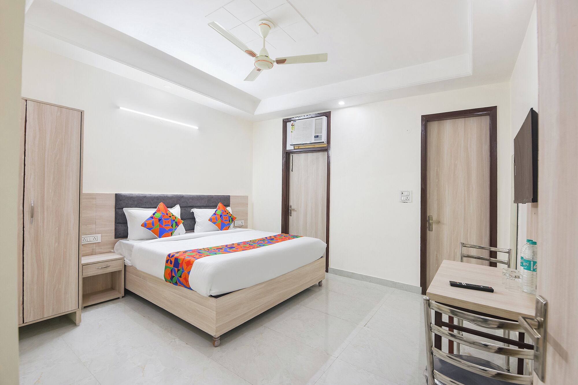 ملاءات من القطن المصري وأغطية فراش متميزة وخزنة داخل الغرفة