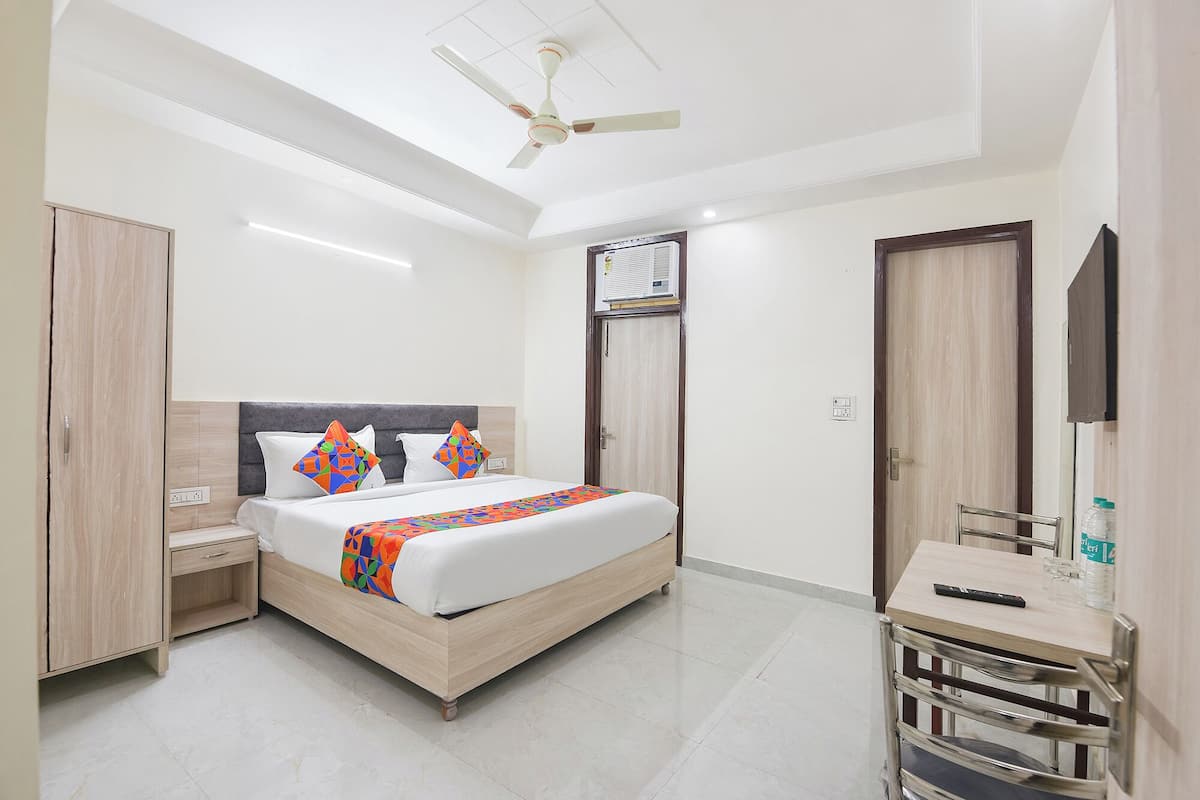 Premium Room | Egyptian cotton sheets, premium bedding, in-room safe, WiFi (free)
