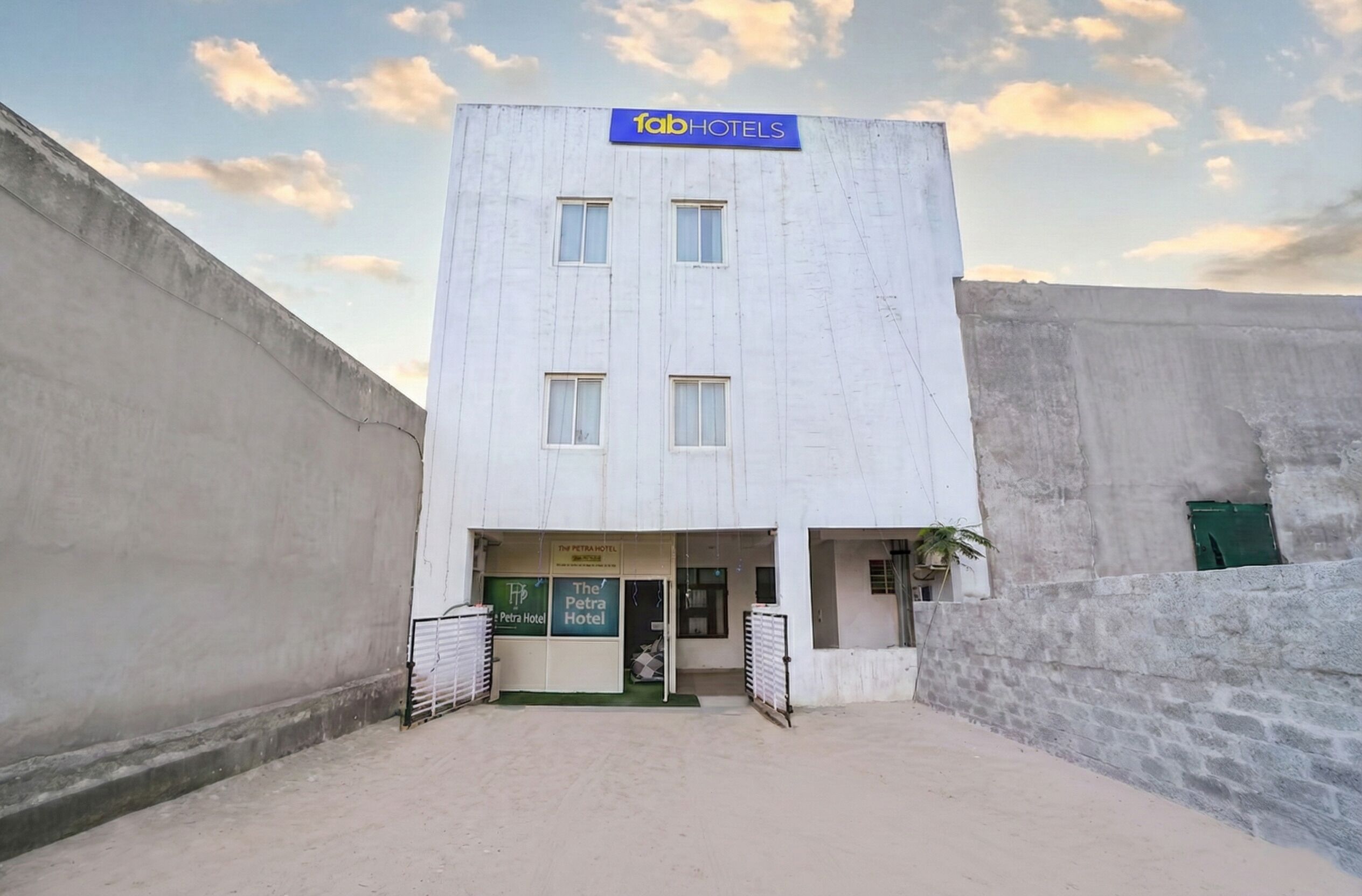 Un edificio con un cartel que indica 