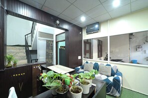 Lobby sitting area - Fabhotel The Petra (Jaipur)