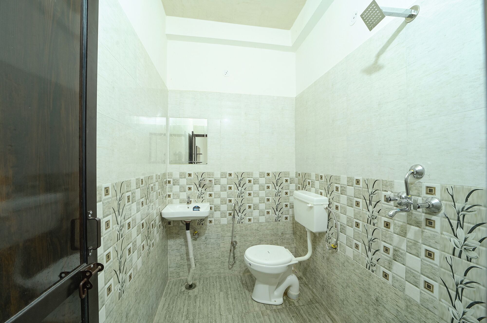 Un baño con inodoro, lavamanos y ducha.