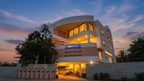 Un hotel modern amb façana corba, múltiples pisos i un rètol que diu 'fabHOTELS'.