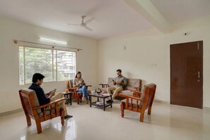 Lobby sitting area - Fabhotel Sri Aditya Inn (Anekal)