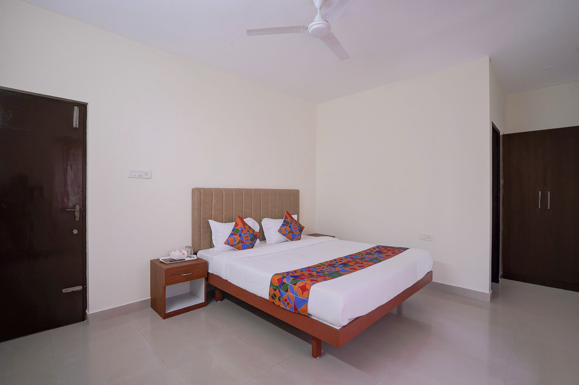 ملاءات من القطن المصري وأغطية فراش متميزة وخزنة داخل الغرفة