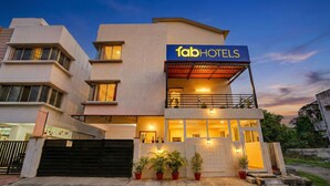 En modern byggnad med en skylt där det står ”fab hotels”.