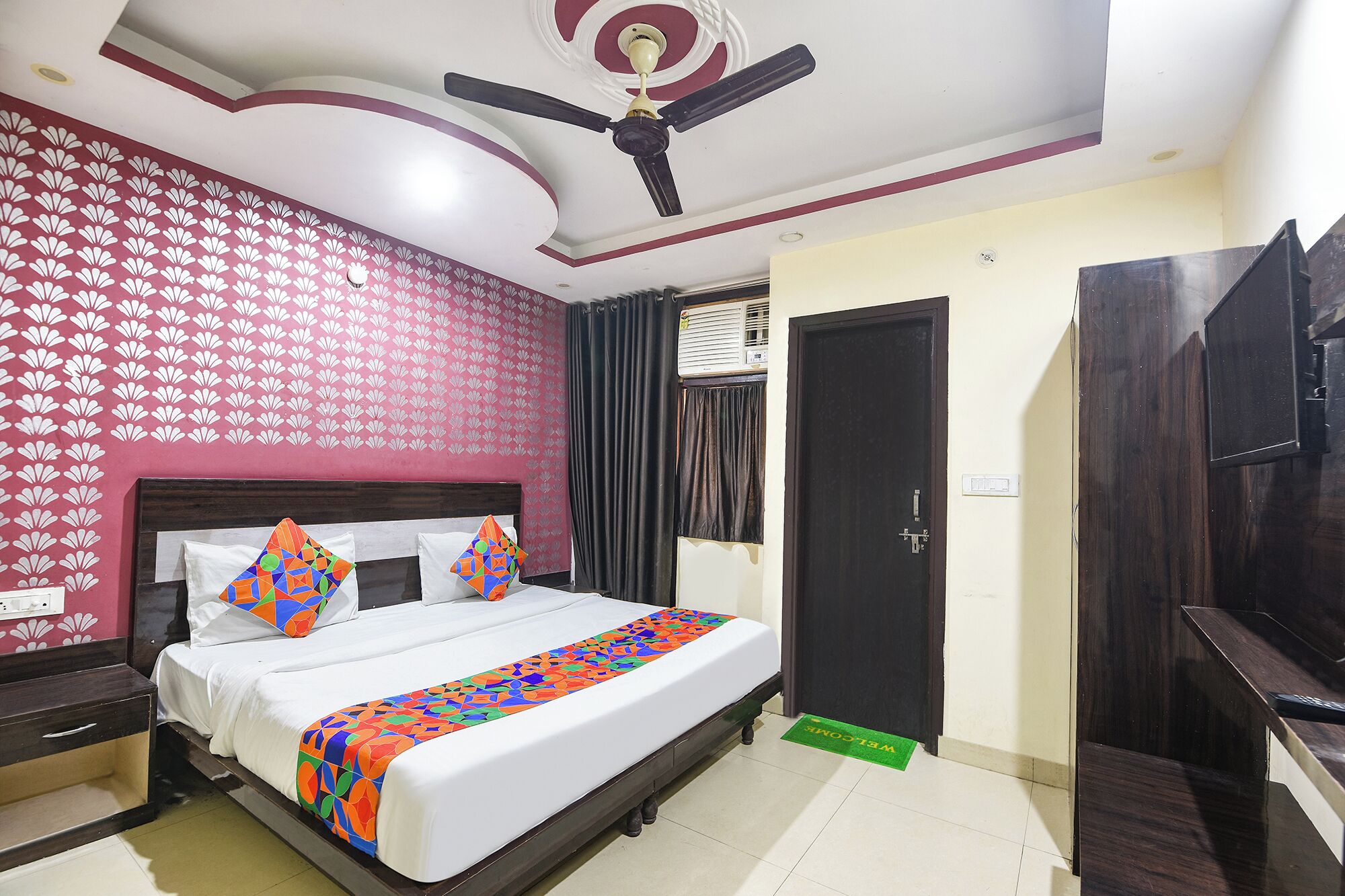 Egyptian cotton sheets, premium bedding, in-room safe, free WiFi