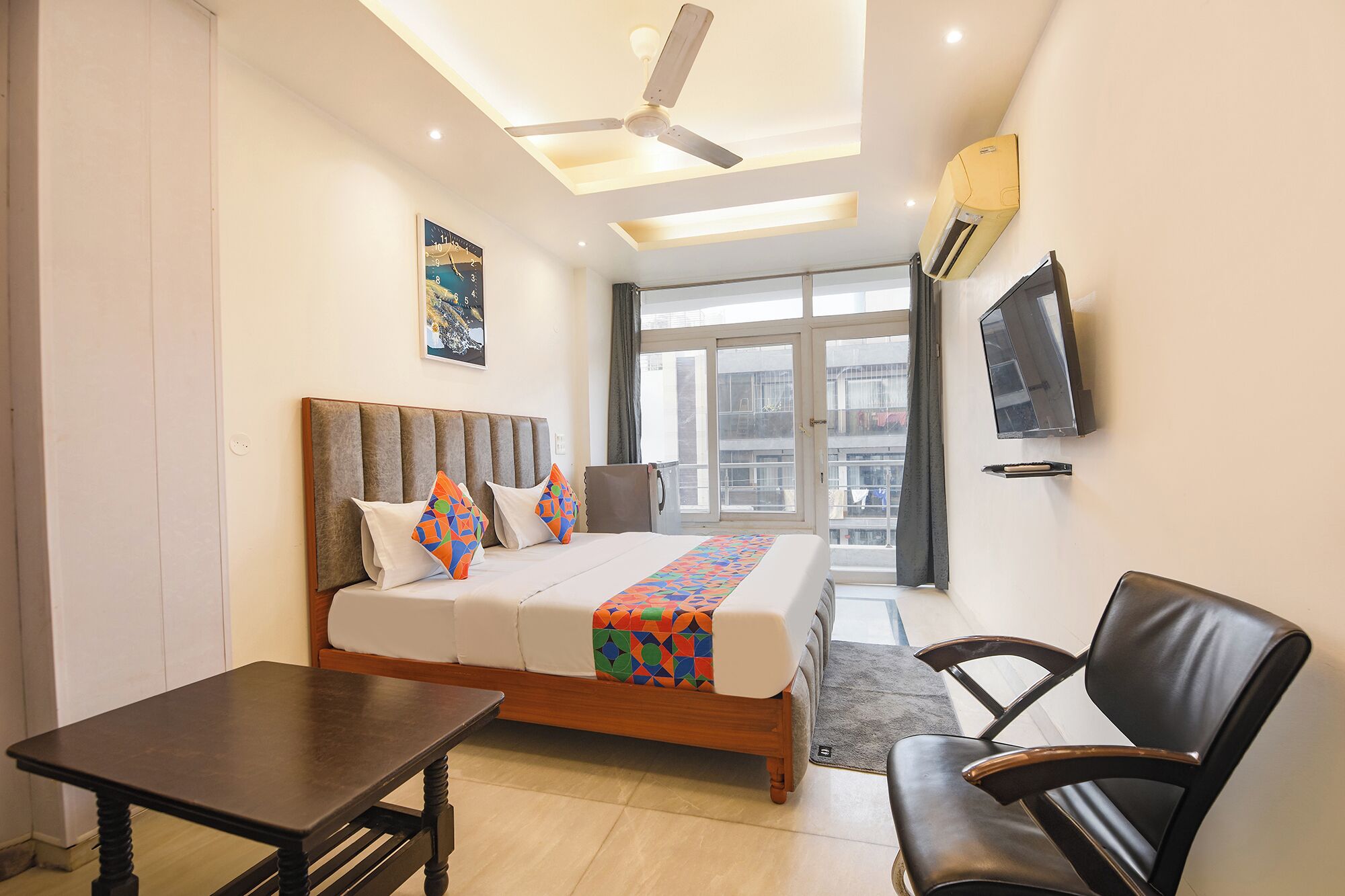 ملاءات من القطن المصري وأغطية فراش متميزة وخزنة داخل الغرفة