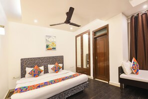 Egyptian cotton sheets, premium bedding, in-room safe, free WiFi - Fabhotel 82 Inn (New Delhi)