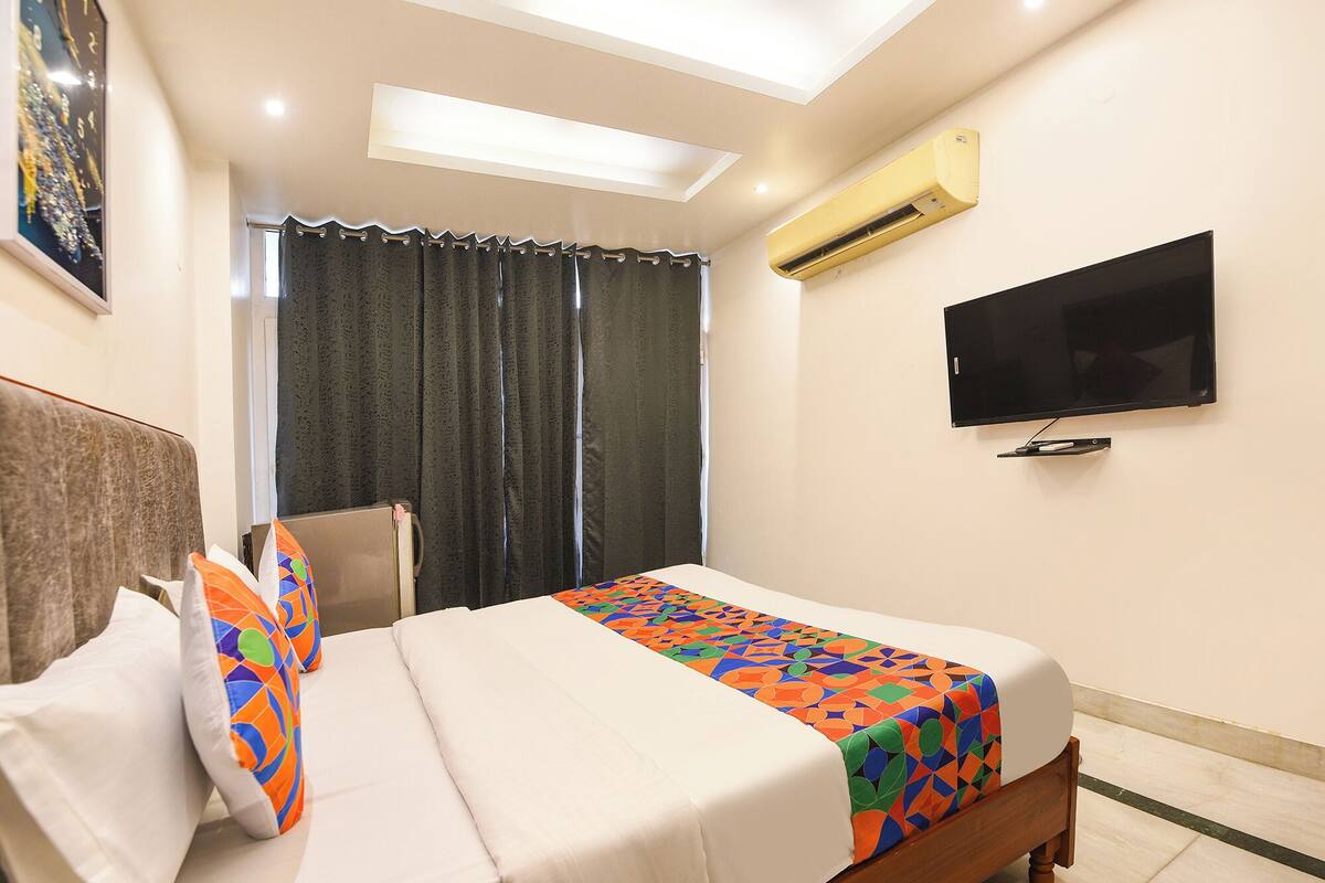 Deluxe Room | Egyptian cotton sheets, premium bedding, in-room safe, WiFi (free)
