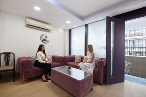 Lobby sitting area - Fabhotel 82 Inn (New Delhi)