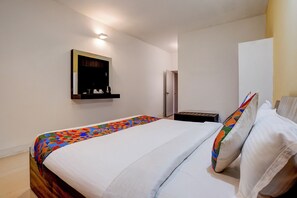Egyptian cotton sheets, premium bedding, in-room safe, free WiFi - Fabhotel Bay Breeze (Morjim)
