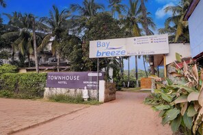 Property entrance - Fabhotel Bay Breeze (Morjim)