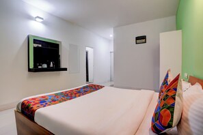 Egyptian cotton sheets, premium bedding, in-room safe, free WiFi - Fabhotel Bay Breeze (Morjim)