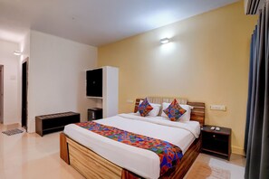Premium Room | Egyptian cotton sheets, premium bedding, in-room safe, free WiFi - Fabhotel Bay Breeze (Morjim)