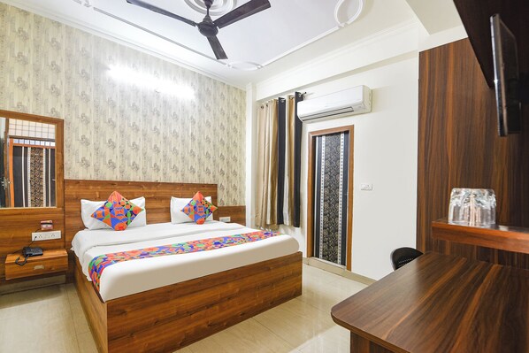 Egyptian cotton sheets, premium bedding, in-room safe, free WiFi - Fabhotel Divine (Gurugram)