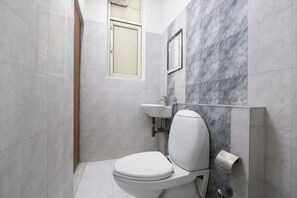 シャワー、レインフォールシャワー、バスアメニティ (無料)、タオル