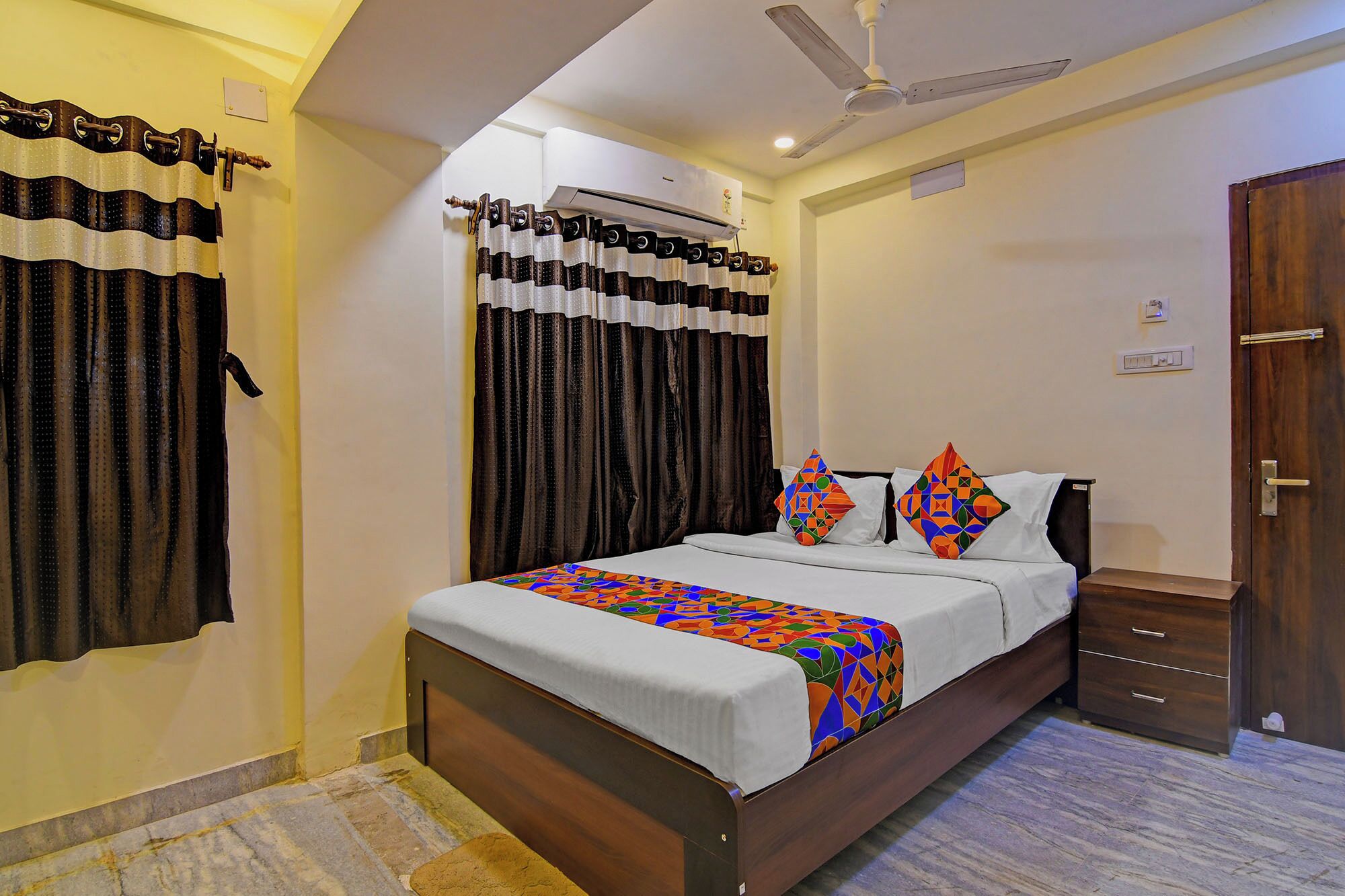 Egyptian cotton sheets, premium bedding, in-room safe, free WiFi