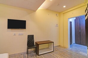 Egyptian cotton sheets, premium bedding, in-room safe, free WiFi - Fabhotel Kings Palace (Kolkata)